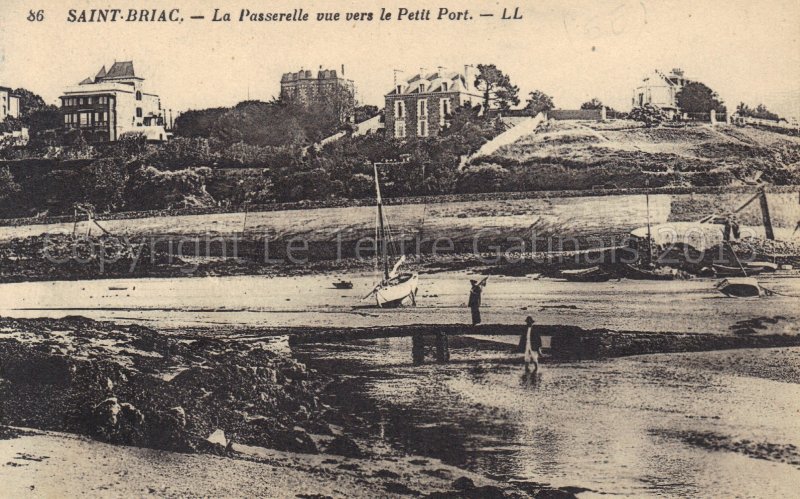 Saint Briac sur mer: les bateaux au mouillage et la passerelle à marée basse devant le petit port